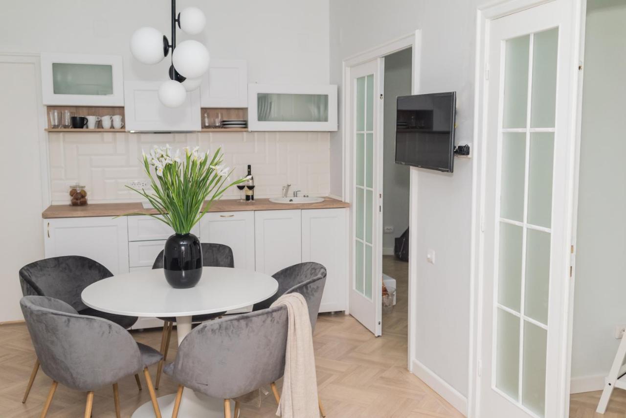 Explore The From Its Center In A Chic Balcony Apartamento