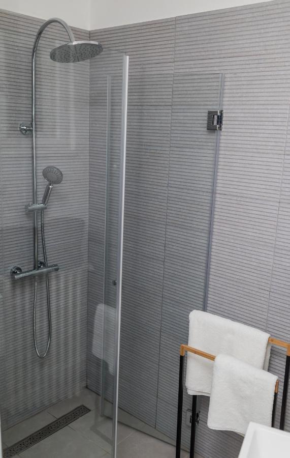 Explore The From Its Center In A Chic Balcony Apartamento