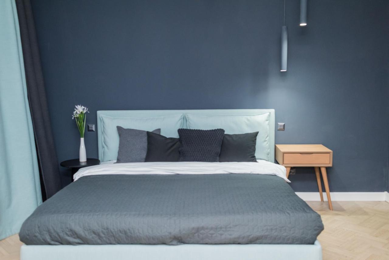 Explore The From Its Center In A Chic Balcony Apartment *