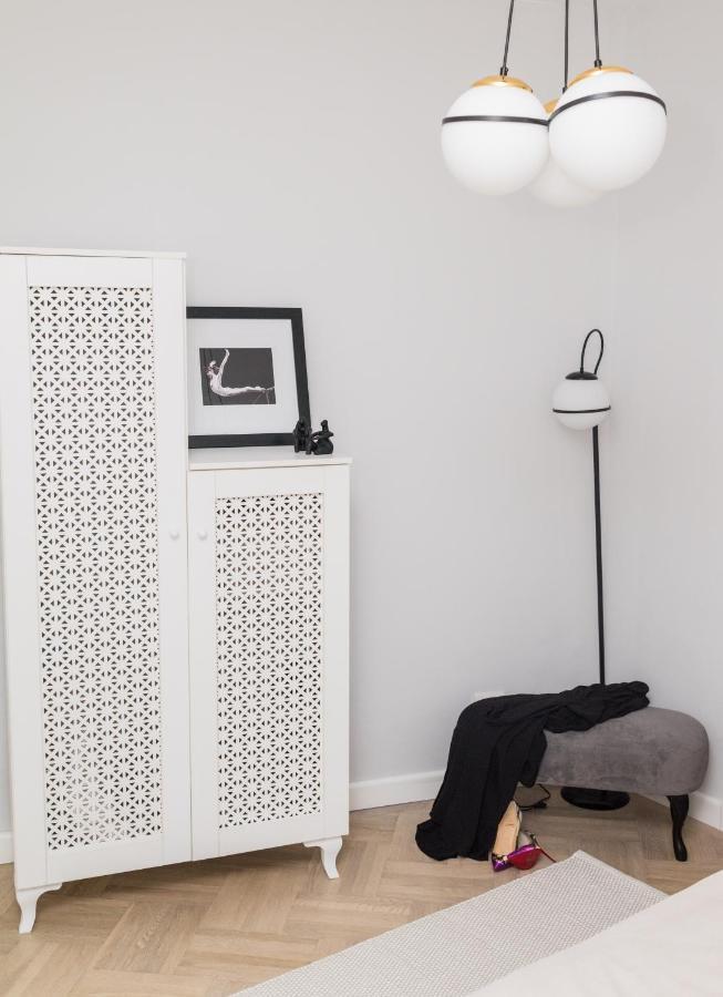 Explore The From Its Center In A Chic Balcony Apartment *
