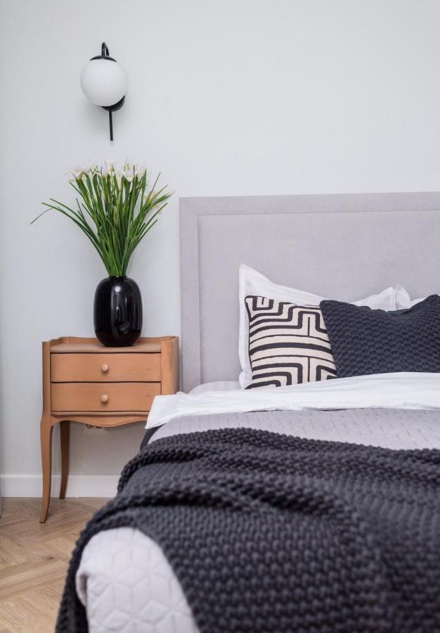 Explore The From Its Center In A Chic Balcony Apartment *